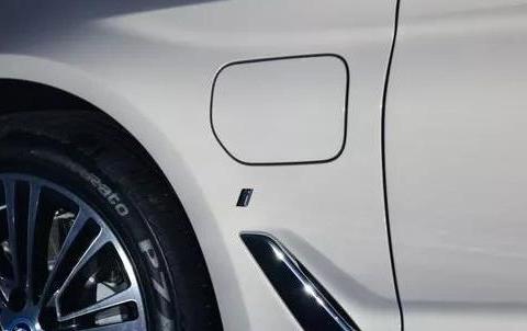 这台宝马5系百公里油耗1.9L！不仅能烧油还能充电！