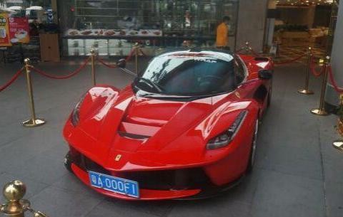 停在酒店的2辆豪车，总价3500万，车牌更霸气，值100万！