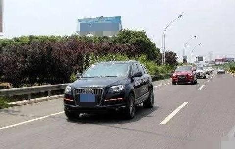 奥迪Q7跑130迈被交警拦下，交警看到副驾驶就不敢开罚单了!
