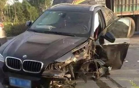 国产宝骏撞上宝马x6 网友：这个质量我们也看不懂