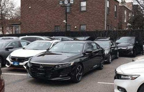 大批第十代雅阁停满广场，外观帅的掉渣，首搭10AT下个月上市