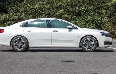 当年和E级同价一车难求, 国产后顶配才28万, 车长4米9宝马动力