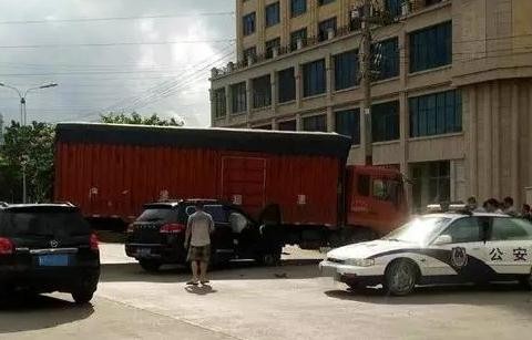 哈弗H6撞上了大货车，路人看到现场后都表示对哈弗服气了