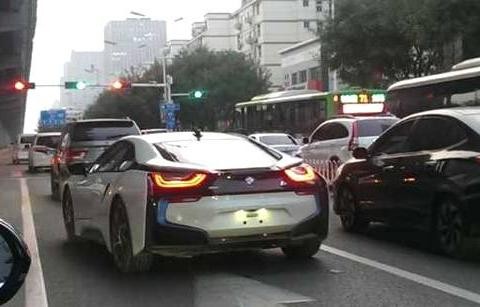 红绿灯等车偶遇，朋友说宝马没有超跑，起步后打脸了！