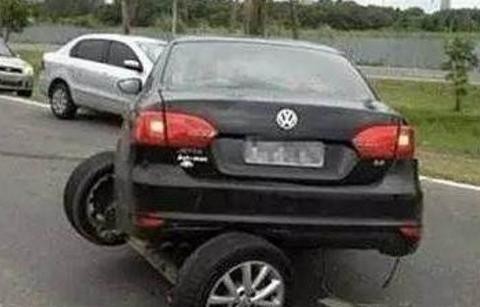 小伙开帕萨特回农村老家，不料途中突然断轴，下车一看哭笑不得