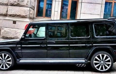 路遇奔驰越野，比G级大一圈，侧面三排气口，不是车迷认不出来