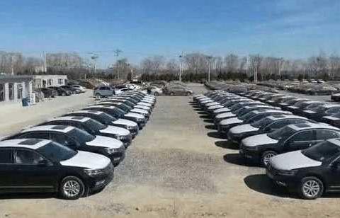 实拍大批16款帕萨特库存车，店员：外观内饰全新，统统7折清仓