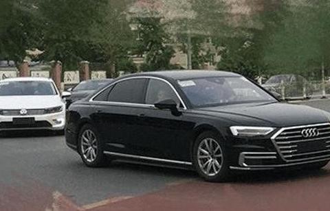 国内首台新款奥迪A8现身街头，科技感逆天，碾压奔驰宝马