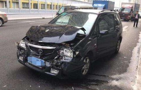 日产马自达追尾奔驰R300尽毁车头 两车的距离车主无法理解