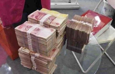 一男子带全款现金去买车 4S店：对不起，我们不卖全款车