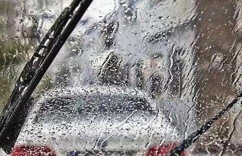 雨刮器越刮越脏、还有吱吱声? 修车师傅支一招, 让雨刮器恢复如新
