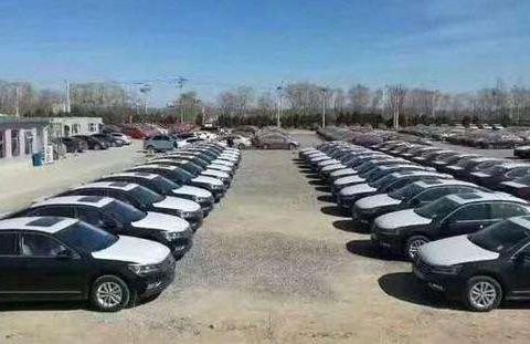 偶遇上百台16款大众帕萨特库存车,4S店: 配置良心, 一律15万清仓