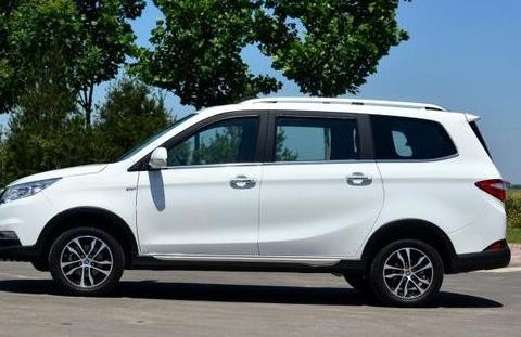 轴距2米8，全景天窗＋10.1英寸大屏，顶配8万内饰比肩GL8