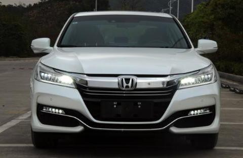 时尚不输帕萨特，4893mm车长2830mm轴距B级车，买迈腾的再看看？