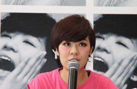 09年快乐女声第四名郁可唯近照完全变样撞脸关之琳和李艾