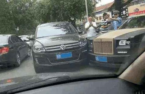 途观撞上劳斯莱斯, 车主当场懵了, 结果下车一看却又笑了！！