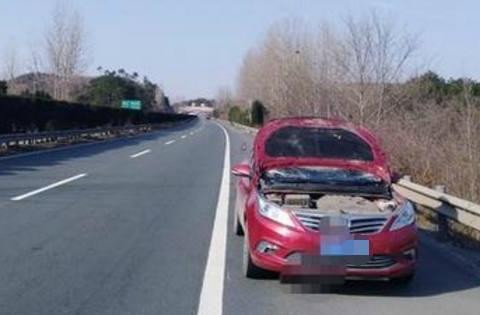 长安逸动高速行驶引擎盖突然打开！车主吓坏：还好我命大