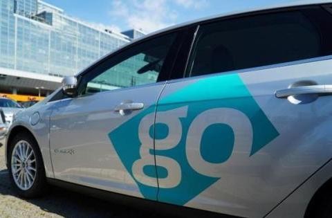 男子驾驶共享汽车撞坏奔驰后逃逸，超出5万元保险的部分该谁出？