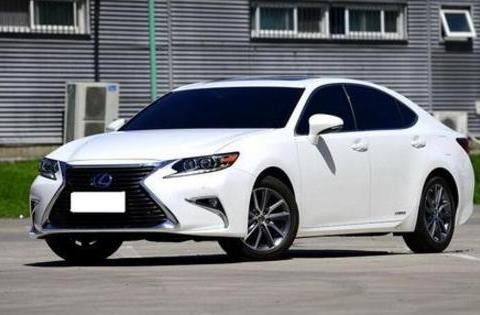 全系标配10气囊，5年免费保养，全进口30万，品控比奔驰C级还好