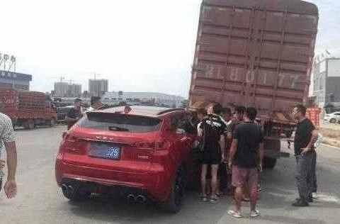 魏派VV7追尾大货车，车主下车一看怒斥：买车的十五万白花了