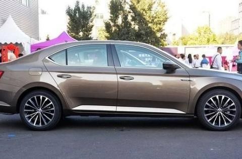 这车是迈腾掀背版，空间完胜辉腾，便宜3万销量却很惨