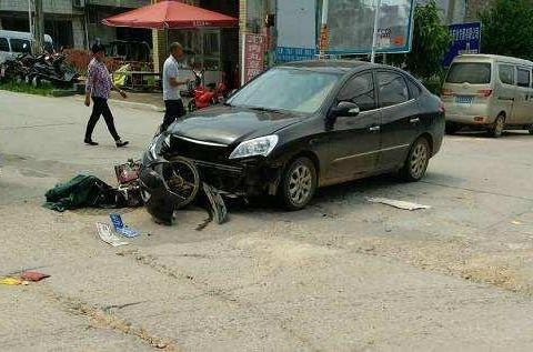 被日系摩托干翻的SUV，汽车受损比摩托还严重，这画面出人意料