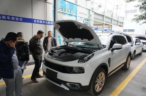 吉利领克01上牌遭大量围观，车主：大家都说比保时捷卡宴还帅