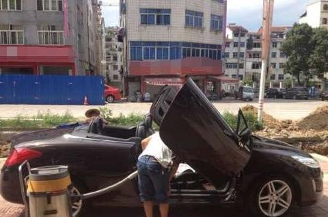 洗车店门口偶遇一辆奇葩的跑车