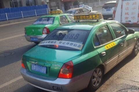 甘肃最牛出租车，车牌值百万是政府送的，现在居然挂在国产车上