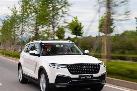 网友14万买的众泰T700，刚提车就撞在了树上，整个车头全军覆没