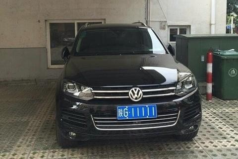 陕西安康最牛的停车位，牛牌豪车都有固定车位，而且还不止一辆