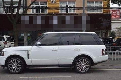 路虎揽胜追尾大货车后报废，路人看到后都说怪不得路虎这么贵！