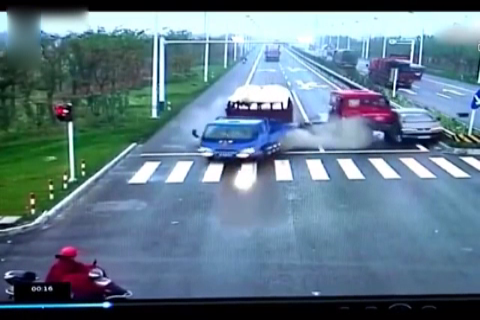 面包车和货车被卡车瞬间摧毁,电动车跑的真快