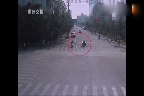 电动车和三轮车结伴闯红灯,轿车司机来个一锅端掉
