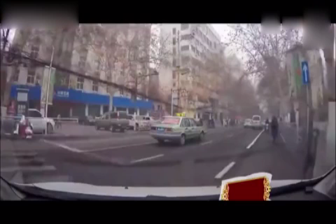 电动车女子撞倒自行车后,加速逃离现场