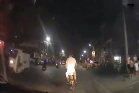 轿车司机真够怂的,任凭电动车男子如此欺负,就是不敢踩油门