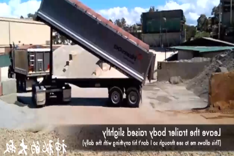 实拍国外自卸式全挂卡车卸车过程，这样的卸车方式不多见