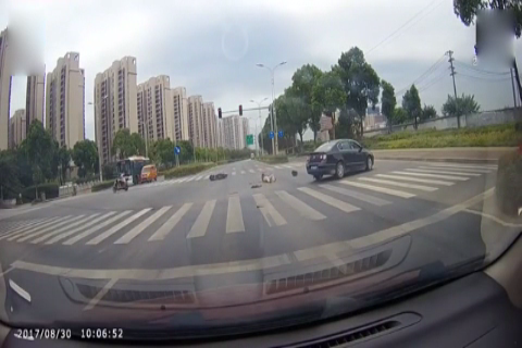 路口还开这么快 迈腾在路口撞倒电动车