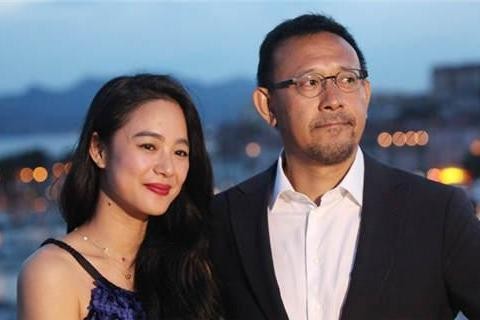 他曾和大8岁的刘晓庆热恋，后被抛弃，如今娶小15岁娇妻坐拥路虎