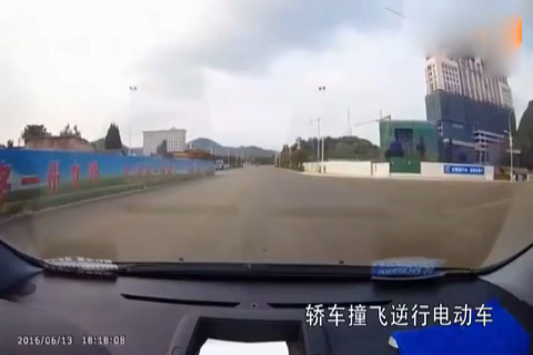 电动车和轿车对撞,监控拍下司机的悲催一幕