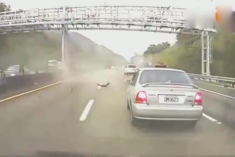 五菱面包车猛打6次方向盘, 高速SUV还作死逞能, 上天堂吧您类