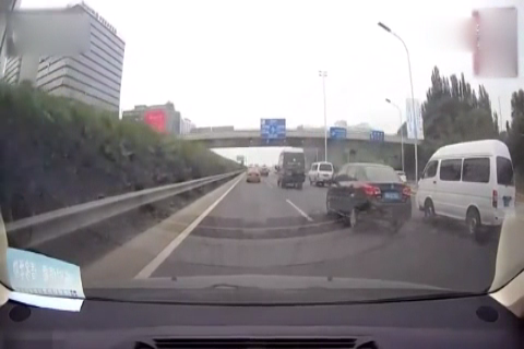 十字路口 轿车直怼电动车 女司机尖叫 谁的责任？