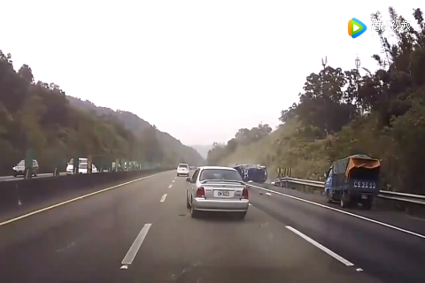 高速上白色SUV的一个动作，导致侧旁车严重侧翻！