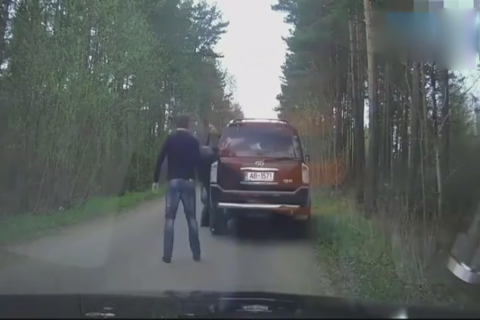 SUV司机路怒症拿着高尔夫球杆开干,下一秒亮了!