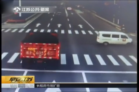南通，监控全记录——路口加速 电动车为避让面包车撞护栏