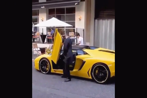 超级跑车的尴尬画面，也许这就是你不买兰博基尼的原因