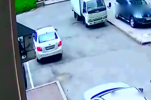 奥迪路口偶遇电动车妹子，记录仪拍下尴尬的10秒！