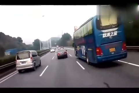 丰田高速上疯狂别车, 大巴司机很愤怒!