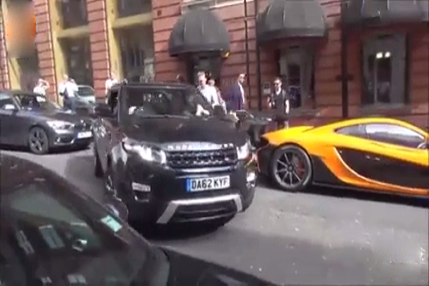 费老劲了 路虎在迈凯伦超跑车后停车