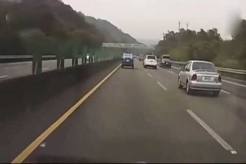 高速路五菱面包车猛打6次方向，SUV装傻逞能，车